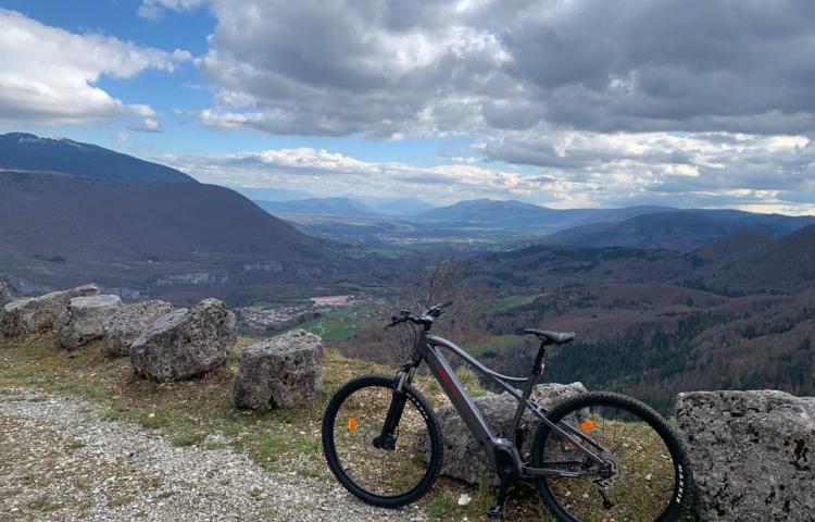 Vélo dans paysage montagneux